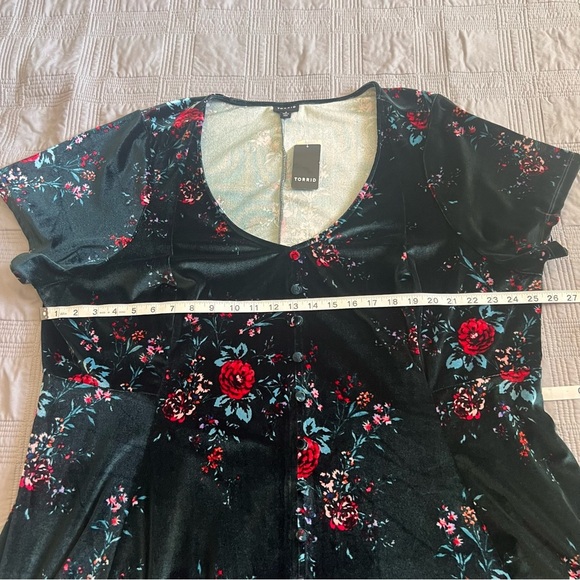 Torrid Mini Velvet Skater Dress Dark Green Floral V-Neck Plus Size 4X NEW - Picture 11 of 16